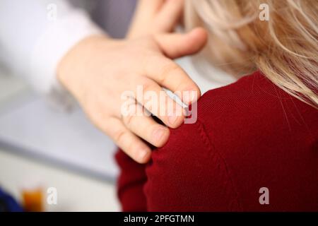 Il medico ha messo la mano simpatica sulla spalla del paziente Foto Stock