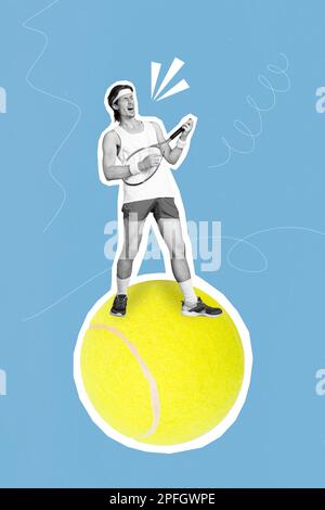 Foto template pubblicità collage arte di giovane pazzo eccitato tenere tennis racchetta professionista sportivo grande palla isolato su sfondo blu Foto Stock