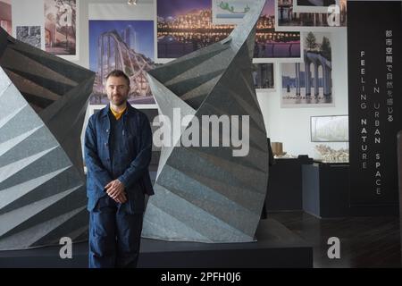 Tokyo, Giappone. 16th Mar, 2023. Thomas Heatherwick è presente alla mostra 'Heatherwick Studio: Building Soulfulness' di Tokyo, Giappone, 16 marzo 2023. PER ANDARE CON 'la mostra caratteristiche Heatherwick architettura, design a Tokyo' Credit: Ouyang Dina/Xinhua/Alamy Live News Foto Stock