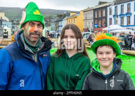 Bantry, West Cork, Irlanda. 17th Mar, 2023. Bantry ha tenuto la sua St. Il giorno di Patrick sfilò questo pomeriggio davanti a circa 2.000 spettatori. Alla parata erano Gabriel, Tara e Isaac Mann di Skibbereen. Credit: AG News/Alamy Live News Foto Stock