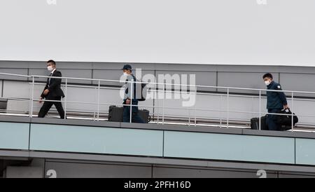 Tokyo, Giappone. 17th Mar, 2023. I membri del Tokyo Metropolitan Police's SAT (Special Assault Team) sono visti camminare all'Aeroporto Internazionale di Tokyo a Tokyo, Giappone, Giovedì, 17 Marzo 2023. Foto di Keizo Mori/UPI Credit: UPI/Alamy Live News Foto Stock