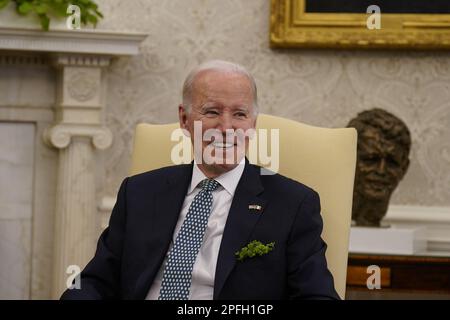 Il presidente DEGLI STATI UNITI Joe Biden incontra Taoiseach Leo Varadkar per un incontro bilaterale alla Casa Bianca di Washington, DC, durante la sua visita negli Stati Uniti per la Giornata di San Patrizio. Data immagine: Venerdì 17 marzo 2023. Foto Stock