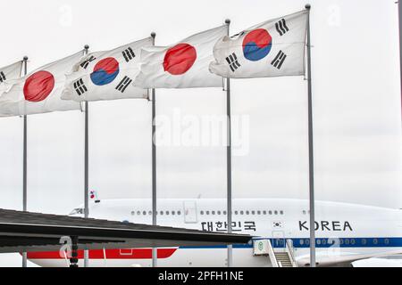 Tokyo, Giappone. 17th Mar, 2023. Le bandiere nazionali giapponesi e sudcoreane sono viste volare all'aeroporto internazionale di Tokyo in Giappone giovedì 17 marzo 2023. Foto di Keizo Mori/UPI Credit: UPI/Alamy Live News Foto Stock