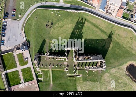 Una mappa aerea vista in stile direttamente sopra le rovine di Whitby Abbey sulla costa del North Yorkshire Foto Stock