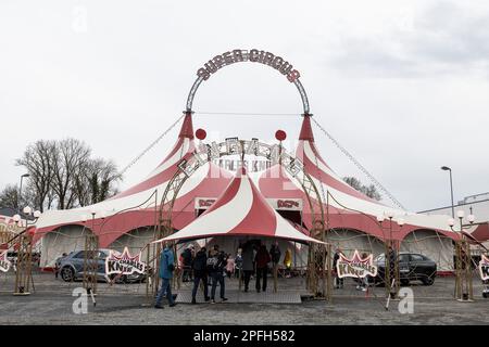 Einbeck, Germania. 17th Mar, 2023. I visitatori entrano nella tenda del circo per il nuovo spettacolo dal Circus Charles Knie. Il circo d'acqua della bassa Sassonia Charles Knie inizia nella sua città natale Einbeck con il primo tour regolare dal 2019. Credit: Swen Pförtner/dpa/Alamy Live News Foto Stock