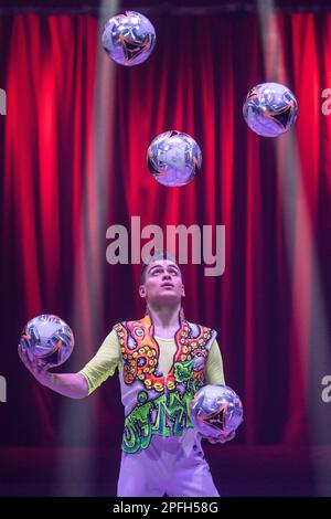 Einbeck, Germania. 17th Mar, 2023. Un artista giocolerà le palle sul ring nel nuovo show del Circus Charles Knie. Il circo d'acqua della bassa Sassonia Charles Knie inizia nella sua città natale Einbeck con il primo tour regolare dal 2019. Credit: Swen Pförtner/dpa/Alamy Live News Foto Stock