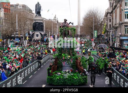 Un monumento galleggiante Daniel o'Connell ti farà passare sopra o'Connell Bridge mentre prendono parte alla parata del giorno di San Patrizio a Dublino. Data immagine: Venerdì 17 marzo 2023. Foto Stock