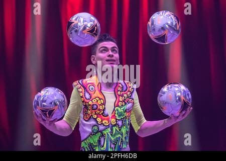 Einbeck, Germania. 17th Mar, 2023. Un artista giocolerà le palle sul ring nel nuovo show del Circus Charles Knie. Il circo d'acqua della bassa Sassonia Charles Knie inizia nella sua città natale Einbeck con il primo tour regolare dal 2019. Credit: Swen Pförtner/dpa/Alamy Live News Foto Stock