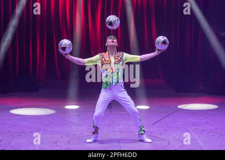 Einbeck, Germania. 17th Mar, 2023. Un artista giocolerà le palle sul ring nel nuovo show del Circus Charles Knie. Il circo d'acqua della bassa Sassonia Charles Knie inizia nella sua città natale Einbeck con il primo tour regolare dal 2019. Credit: Swen Pförtner/dpa/Alamy Live News Foto Stock