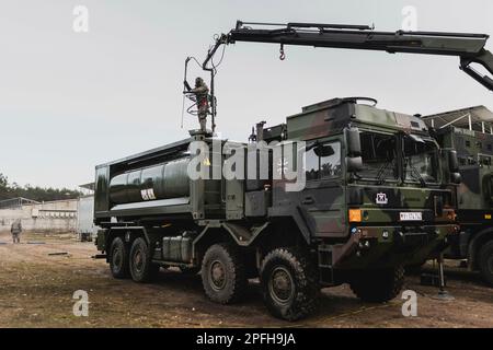 Due soldati della NBC in equipaggiamento protettivo, nella foto decontaminando un camion come parte di una mostra di capacità presso la base militare della Bundeswehr a Mahlwinkel, 16 marzo 2023. Registrazione solo per uso editoriale! Foto Stock