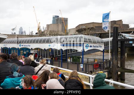 Molo del London Festival presso il Southbank National Theatre per i passeggeri che possono imbarcarsi e scendere dai battelli fluviali e fare un tour in barca sul Tamigi. REGNO UNITO. (133) Foto Stock