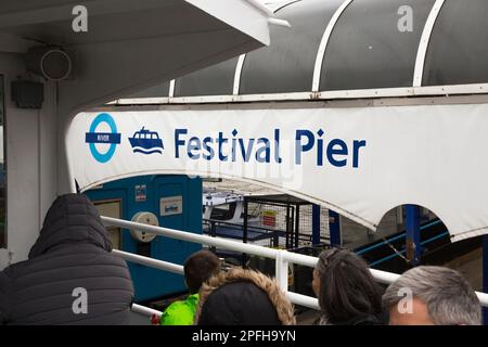 Molo del London Festival presso il Southbank National Theatre per i passeggeri che possono imbarcarsi e scendere dai battelli fluviali e fare un tour in barca sul Tamigi. REGNO UNITO. (133) Foto Stock