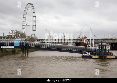 Molo del London Festival presso il Southbank National Theatre per i passeggeri che possono imbarcarsi e scendere dai battelli fluviali e fare un tour in barca sul Tamigi. REGNO UNITO. (133) Foto Stock