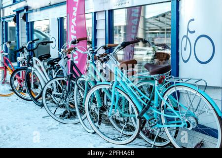 Stavanger, Norvegia, 10 2023 marzo, fila di biciclette parcheggiate lungo Un negozio o negozio esterno senza persone Foto Stock