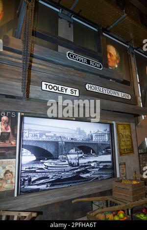 Centro informazioni turistiche e visitatori con mostre e ritratti vittoriani e film storici in mostra per i turisti, nella torre nord del Tower Bridge che si estende sul Tamigi tra Southwark e la città di Londra, Regno Unito. (133) Foto Stock