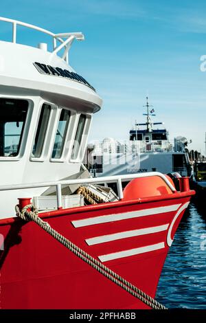 Stavanger, Norvegia, 10 2023 marzo, Red Fishing Boat ha legato il molo nel porto di Stavanger senza persone Foto Stock