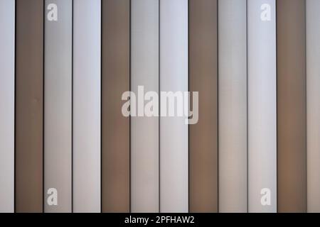 Strisce verticali linee o listelli parete o struttura di superficie del modello di recinzione. Primo piano del materiale interno per lo sfondo della decorazione di design. Foto Stock