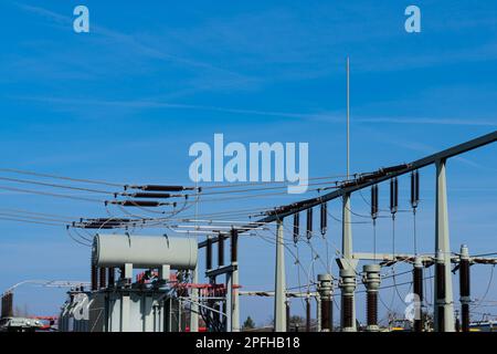 Trasformatore di distribuzione trifase per sottostazione esterna. Cielo blu. Foto Stock