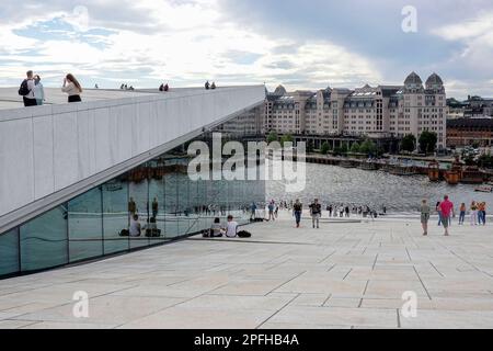 Norvegia, Oslo, il Teatro dell'Opera di Oslo (Den Norske Opera & Ballett) è la sede dell'Opera Nazionale Norvegese e del Balletto e del Teatro dell'Opera Nazionale Foto Stock