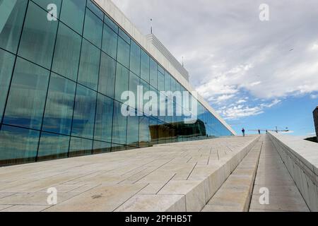 Norvegia, Oslo, il Teatro dell'Opera di Oslo (Den Norske Opera & Ballett) è la sede dell'Opera Nazionale Norvegese e del Balletto e del Teatro dell'Opera Nazionale Foto Stock