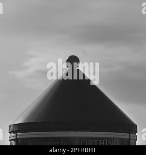 Cima del cartello sul Worthing Seafront, con una sfera sulla sommità di un cono. Foto Stock