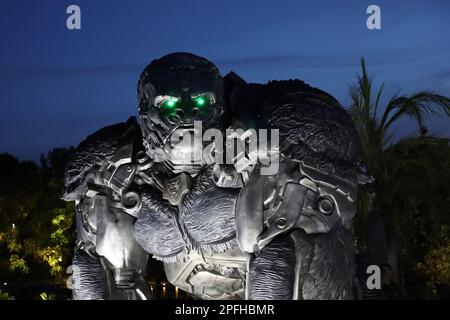 Singapore, Singapore. 17th Mar, 2023. Transformers statua a grandezza naturale del leader massimo Optimus Primal in mostra presso Gardens by the Bay a Singapore. Le statue fanno parte di un tour del mondo delle statue, in testa al primo film Transformers: Rise of the Beast il 8 giugno 2023. Credit: SOPA Images Limited/Alamy Live News Foto Stock