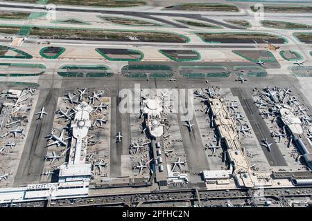 Terminal all'Aeroporto Internazionale di Los Angeles LAX visto da un elicottero Foto Stock