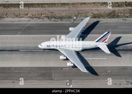 Aereo di linea commerciale decollo all'Aeroporto Internazionale di Los Angeles LAX visto da un elicottero Foto Stock