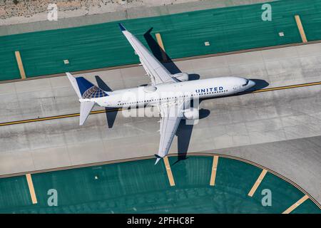 Taxi di linea aerea commerciale all'aeroporto internazionale di Los Angeles visto da un elicottero Foto Stock