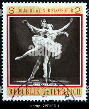 AUSTRIA - CIRCA 1969: Un francobollo stampato in Austria mostra la scena dal lago di Swan, balletto di Peter Ilyich Tchaikowsky, Centenario del Teatro dell'Opera di Vienna, circ Foto Stock