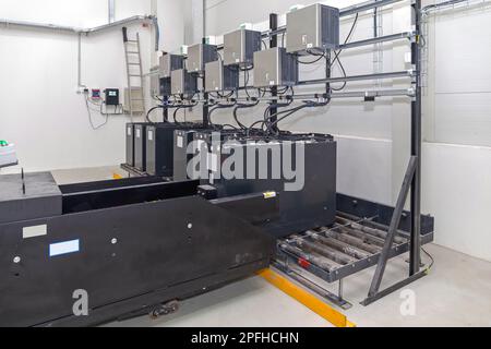 Cella della batteria del carrello elevatore a forche nella stazione di carica industriale Foto Stock