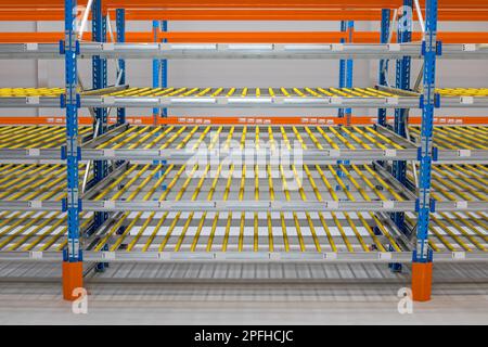 Scaffalatura rack Gravity Flow nel magazzino di distribuzione Foto Stock