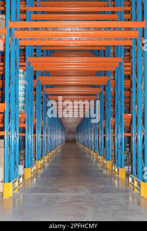 Corridoio sotto il sistema di scaffalatura in magazzino Foto Stock