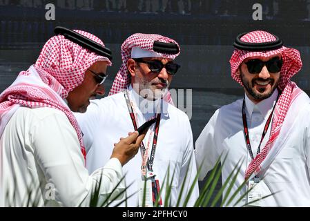 Jeddah, Arabia Saudita. 17th Mar, 2023. (Da L a R): Sheikh Salman bin Isa al-Khalifa (BRN) Amministratore Delegato del circuito Internazionale del Bahrain con il Principe Khalid Bin Sultan al Faisal (KSA) Presidente della Federazione Saudita dell'Automobile e della motocicletta e il Principe Abdul Aziz bin Turki al-Faisal (KSA) Ministro dello Sport Saudita. Campionato del mondo Formula 1, Rd 2, Gran Premio dell'Arabia Saudita, venerdì 17th marzo 2023. Jeddah, Arabia Saudita. Credit: James Moy/Alamy Live News Foto Stock