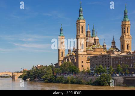 Saragozza, Provincia di Saragozza, Aragona, Spagna. Catedral-Basilica de Nuestra Señora del Pilar, o Cattedrale-Basilica nostra Signora del pilastro, visto di fronte Foto Stock