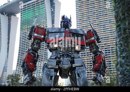 Singapore, Singapore. 17th Mar, 2023. Transformers statua a grandezza naturale del leader Autobot Optimus prime in mostra al Gardens by the Bay di Singapore. Le statue fanno parte di un tour del mondo delle statue, in testa al primo film Transformers: Rise of the Beast il 8 giugno 2023. (Foto di Lionel ng/SOPA Images/Sipa USA) Credit: Sipa USA/Alamy Live News Foto Stock