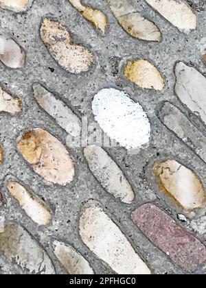 Percorso con pavimento in ciottoli per sfondi e texture Foto Stock