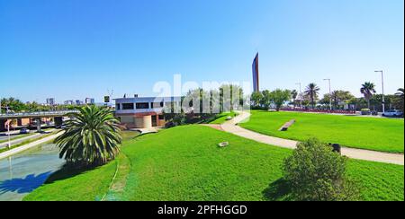 Giardini con laghetto a Nova Icaria, Barcellona, Catalunya, Spagna, Europa Foto Stock