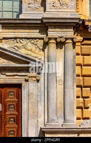 Particolare della porta decorativa del Palazzo di Carlo V o del Palacio de Carlos V del Palazzo dell'Alhambra Granada Andalucia Spagna Sito Patrimonio dell'Umanità dell'UNESCO. Foto Stock