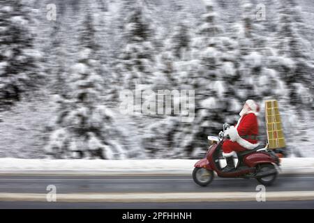 Babbo Natale cavalcando il ciclone attraverso i boschi innevati che trasportano la pila dei regali avvolta in carta d'oro Foto Stock