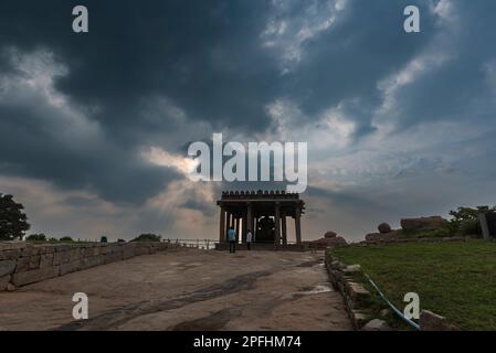 Hampi, Karnataka, India - Nov 2 2022: Tramonto al tempio di Sasivekalu Ganesha a Hampi. Hampi, la capitale dell'impero Vijayanagar è un mondo Unesco di lei Foto Stock