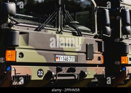 Angolo di molatura, Deutschland. 16th Mar, 2023. Camion di Rheinmetall, fotografati come parte di una mostra di capacità presso la base militare della Bundeswehr a Mahlwinkel, 16 marzo 2023. Registrazione solo per uso editoriale! Credit: dpa/Alamy Live News Foto Stock