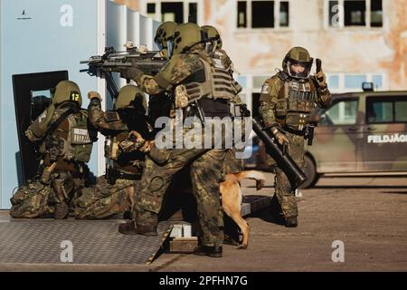 Angolo di molatura, Deutschland. 16th Mar, 2023. Soldati Feldjaeger, fotografati come parte di una mostra di capacità presso la base delle forze armate della Bundeswehr a Mahlwinkel, 16 marzo 2023. Registrazione solo per uso editoriale! Credit: dpa/Alamy Live News Foto Stock