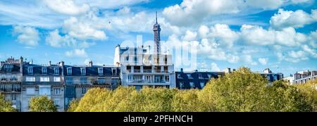Parigi, la Torre Eiffel, con edifici di lusso, al prato Invalides, nel 7e ° arrondissement Foto Stock