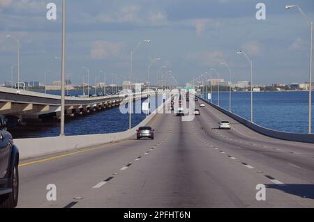 TEMPA/ST.PETERSBOURG/ORLANDO / FLORIDA / USA - 02 Dicembre 2017  Auto e veicoli su Stati Uniti strade libere da Orlando a Tempa e St.petersbourg il sabato e la sera soleggiati . (Foto.Francis Dean/Dean Pictures) Foto Stock