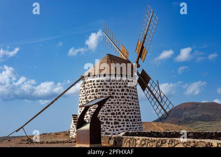 Ricostruita vecchi mulini vicino al villaggio di Villaverde sull'isola di Fuerteventura nelle Isole Canarie Foto Stock