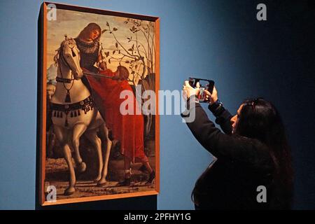 Venezia, Italia. 17th Mar, 2023. Un visitatore scatta una foto della 'San Martino', creata da Vittore Carpaccio nel 1517, oggi 17 marzo 2023 in anteprima per la stampa di Palazzo Ducale. © ANDREA MEROLA Un visitatore scatta una foto della 'San Martino', creata da Vittore Carpaccio nel 1517, oggi 17 marzo 2023 in anteprima per la stampa di Palazzo Ducale. © Andrea Merola Credit: Independent Photo Agency/Alamy Live News Foto Stock