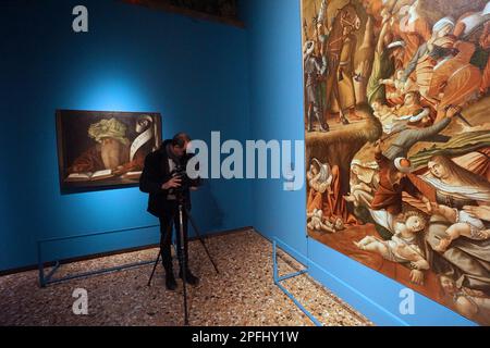 Venezia, Italia. 17th Mar, 2023. Un cameraman filma un dettaglio di 'il massacro degli Innocenti', realizzato da Vittore Carpaccio nel 1521, oggi 17 marzo 2023 presso l'anteprima stampa di Palazzo Ducale. © ANDREA MEROLA A cameraman films un dettaglio di 'il massacro degli Innocenti', realizzato da Vittore Carpaccio nel 1521, oggi 17 marzo 2023 in anteprima stampa a Palazzo Ducale. © Andrew MEROLA Credit: Independent Photo Agency/Alamy Live News Foto Stock