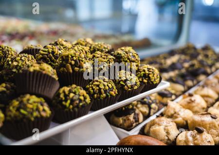 Panificio italiano, pasticceria tradizionale siciliana. Prodotti freschi e gustosi Foto Stock