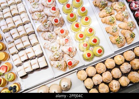 Panificio italiano, pasticceria tradizionale siciliana. Prodotti freschi e gustosi Foto Stock